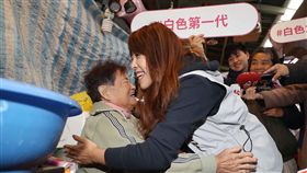 陳思宇士林市場掃街拜票（3）台北市觀傳局長陳思宇（前右）代表柯家軍出戰立委補選，15日前往士林市場掃街拜票，熱情與民眾擁抱。中央社記者吳翊寧攝　107年12月15日