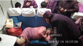 超囂張！她一人霸占3座位　嗆警「斃了我啊！」　圖／翻攝微博