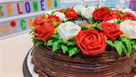 好市多巧克力甘納許蛋糕成為最近網友的心頭好。（圖／取自臉書社團Costco好市多 商品經驗老實說）