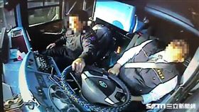 出殯車隊　遊覽車司機昏迷撞護欄命危