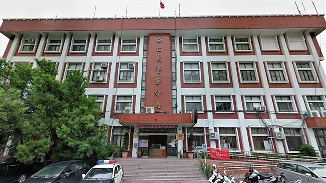 持槍掃射KTV傷店員　惡煞攜槍投案