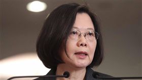 吳寶春事件  總統：台灣人不接受政治壓迫總統蔡英文（圖）11日第2次在總統府進行「迴廊談話」，回應近來時事議題。就世界冠軍麵包師傅吳寶春表態支持「九二共識」，蔡總統表示，台灣人都懂這是政治壓迫，這種無所不在威脅是兩岸關係倒退原因，希望中國可以把政治前提拿開，讓兩岸交流正常且健康。中央社記者吳翊寧攝  107年12月11日