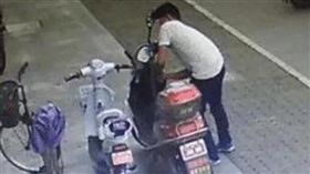 偷車賊行竊「被電瓶電死」　車主遭法院判賠20萬
示意圖／翻攝自微博