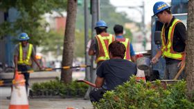 基本工資審議會決議　月薪時薪都調升（2）勞動部16日召開第33次基本工資審議委員會，歷經長達9小時會議後作出決議，預計自108年1月1日起，月薪部分調漲至新台幣2萬3100元、時薪調至150元，仍需提報行政院決定。圖為北市街頭勞工辛勤工作情形。中央社記者孫仲達攝　107年8月16日