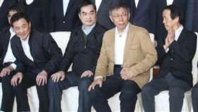 柯文哲出席市府團隊總辭典禮（2）台北市長柯文哲（右2）18日上午出席台北市政府第6屆市府團隊總辭典禮，副市長林欽榮（右）、鄧家基（右3）與陳景峻（右4）與團隊合影。中央社記者張新偉攝  107年12月18日