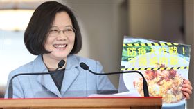 總統呼籲民眾重視豬瘟總統蔡英文（圖）18日上午在總統府進行迴廊談話，拿著滷肉飯的照片，呼籲民眾重視豬瘟對日常生活和養豬產業的影響。中央社記者鄭傑文攝　107年12月18日