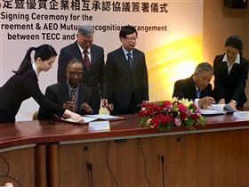 ▲我駐印度代表處大使田中光與印度台北協會會長史達仁在台北共同簽署「台印度雙邊投資協定」與「台印度優質企業相互承認協定」。（圖／外交部提供）