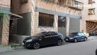 基隆超狂違建　水泥封騎樓、設門窗