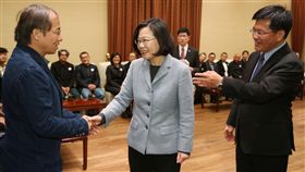 總統接見台中花博策展團隊（2）總統蔡英文（中）18日在總統府接見2018台中世界花卉博覽會策展團隊，台中市長林佳龍（右）一一介紹團隊成員。中央社記者鄭傑文攝　107年12月18日