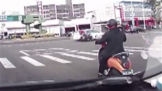 急訪朋友竟誤闖燈　騎士撞車彈飛落地