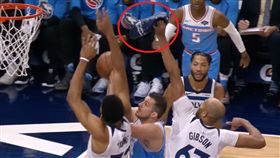 Taj Gibson拿著球鞋防守（圖／翻攝自YouTube）