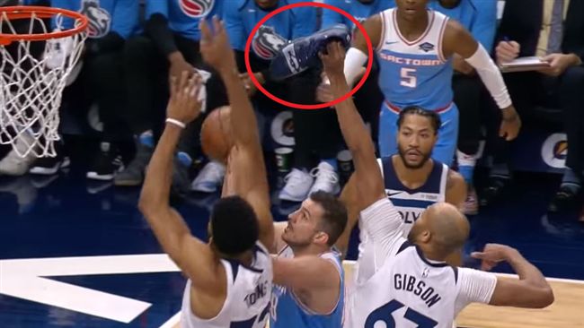 NBA／球鞋掉怎辦！他直接「鞋防」