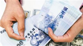 新台幣,薪資,工資,千元大鈔。（圖／翻攝自@WallStTV推特）