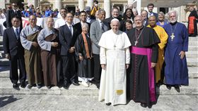 教宗接見台灣佛教團體代表教宗方濟各12日公開接見台灣佛教團體代表，包括法鼓山駐美法師常華（左2）、釋果見（左3）、慈濟基金會長顏博文（左4），慈濟基金會美國總會副執行長曾慈慧（右2）。（駐教廷大使館提供）中央社記者黃雅詩羅馬傳真  107年9月13日