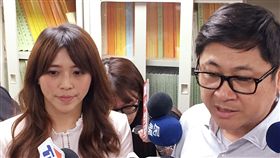 陳思宇訪議會　與父陳建銘互動受關注新任台北市觀傳局長陳思宇（左）17日走馬上任，隨即赴市議會拜訪，吸引不少媒體關注陳思宇和父親、台灣團結聯盟籍市議員陳建銘（右）的互動。中央社記者劉建邦攝　107年1月17日