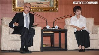 藍營前主席跪求統一?網友:正常發揮