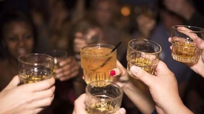 女大生酒醉露奶熱舞　12萬人搶欣賞