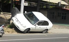 最強停車術「小狗撒尿」　阿北：超越白線會受罰（圖／爆料公社）