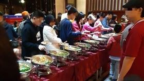 大媽「拿大鍋」裝走免費Buffet！他見人性貪婪：10分鐘清空（圖／爆怨公社）