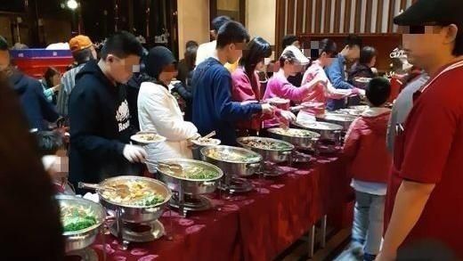 社區免費餐會！鄰居拿大鍋猛裝他傻眼