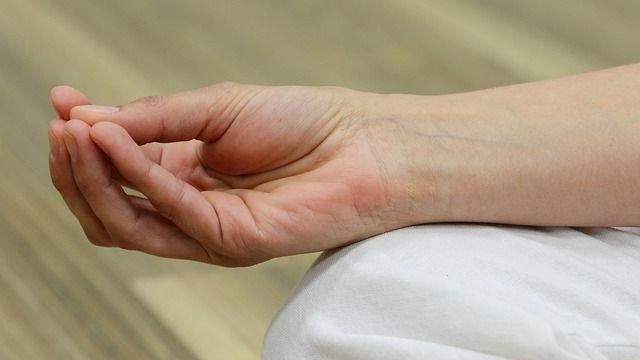 上課要先打坐　他下秒睜眼驚覺不對勁