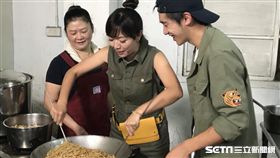 老闆娘在教主持人柏宇、菜子如何拌麵。（圖／青春好7淘提供）