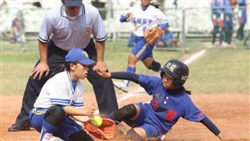 ▲北市北投邱羿璇（右）2局下衝向三壘，高市五福吳菁容觸殺不及。（圖／高中體總提供）