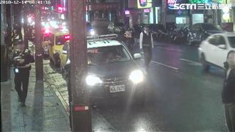 西門町強闖紅燈！三貼機車遭撞飛險死