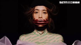 蔡依林面對內在醜陋　新專輯探索自我（2）睽違4年，歌手蔡依林將推出新專輯UGLY BEAUTY，首波公布的預購視覺，她戴上造型誇張的「真理之口」紅唇飾品，雙手擺出詭異的姿勢搭配無辜的神情，打造具有衝擊性的視覺意象，也呼應專輯打破世俗美醜的概念。（凌時差提供）中央社記者鄭景雯傳真　107年11月27日