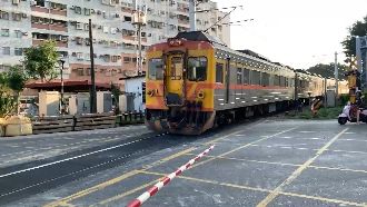 疑油漬釀禍！女騎士平交道自摔險遭撞