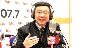 參選民進黨主席的行政院秘書長卓榮泰19日接受廣播節目蔻蔻早餐專訪。（圖／Hit Fm《蔻蔻早餐》製作單位提供）