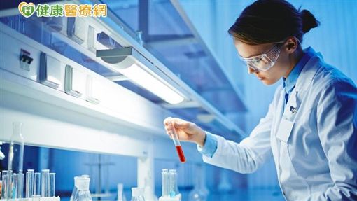 生物相似藥與學名藥(generic)是不同的,生物相似藥是從活細胞來製造,而學名藥是簡單的化學合成。