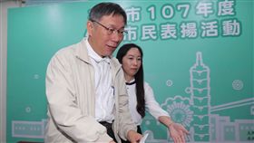 柯文哲出席傑出市民表揚典禮台北市長柯文哲（左）5日在台北出席107年度台北市傑出市民表揚典禮。中央社記者吳家昇攝  107年12月5日