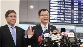 雙城論壇將登場　上海副市長周波抵台（1）台北上海雙城論壇20日將登場，上海市常務副市長周波（右）19日上午率團抵達台北松山機場，向在場媒體揮手致意並發表談話。中央社記者裴禛攝　107年12月19日