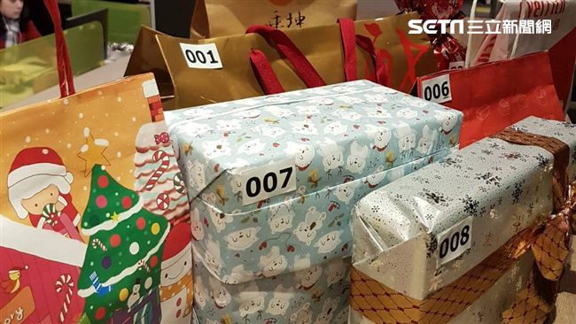 交換禮物抽到大禮　她拆開後傻眼了…