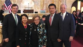 新澤西州參議會通過友台決議案新澤西州參議會17日通過友台決議案，駐紐約辦事處長徐儷文（左2）、政治組長呂志堅（右2）與提案的多數黨領袖溫伯格（中）等人合影。（駐紐約辦事處提供）中央社記者尹俊傑紐約傳真　107年12月19日