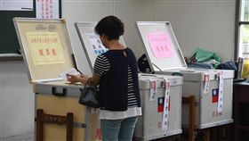 九合一選舉併公投登場　民眾投票（2）九合一選舉與10案公投24日投開票，民眾上午前往高雄林園中學投開票所投票，將市長票投入票匭。中央社記者王飛華攝　107年11月24日