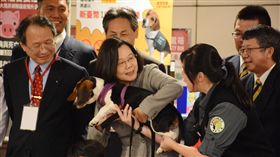 蔡總統視察國境防疫　關心檢疫犬日常點滴總統蔡英文（前左2）19日視察桃園機場，了解國境防疫流程，並現場抱起檢疫犬，頻頻詢問領犬員有關檢疫犬的日常與執勤點滴。中央社記者邱俊欽桃園機場攝　107年12月19日