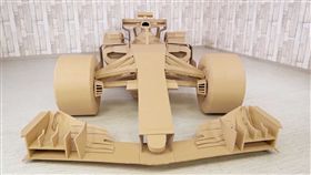 手作大師The Q製作瓦楞紙F1模型。（圖／翻攝網站）