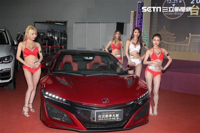 性感火辣車模在2019台北新車大展展現魅力。（記者邱榮吉/攝影）