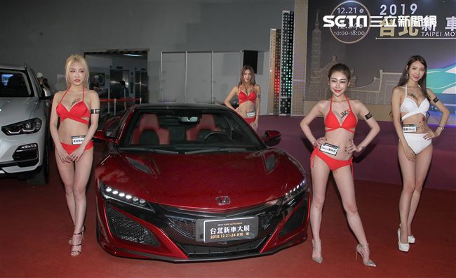 性感火辣車模在2019台北新車大展展現魅力。（記者邱榮吉/攝影）