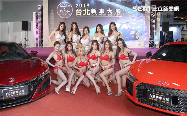 性感火辣車模在2019台北新車大展展現魅力。（記者邱榮吉/攝影）