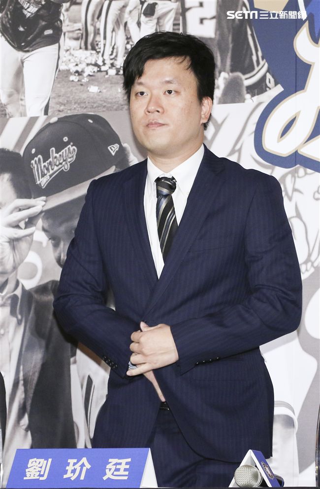 台灣強打王柏融與日本職棒火腿隊簽約，Lamigo球團領隊劉玠廷。（記者林士傑/攝影）