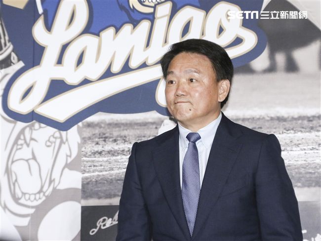 台灣強打王柏融與日本職棒火腿隊簽約，Lamigo球團總教練洪一中。（記者林士傑/攝影）