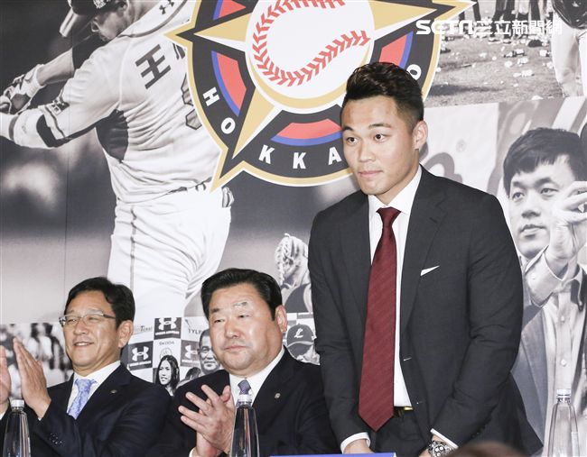 台灣強打王柏融與日本職棒火腿隊簽約。（記者林士傑/攝影）