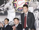 台灣強打王柏融與日本職棒火腿隊簽約。（記者林士傑/攝影）