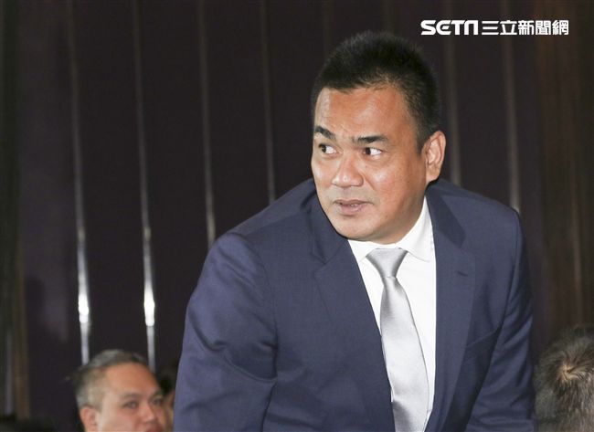 台灣強打王柏融與日本職棒火腿隊簽約，富邦悍將副領隊陳金鋒出席。（記者林士傑/攝影）