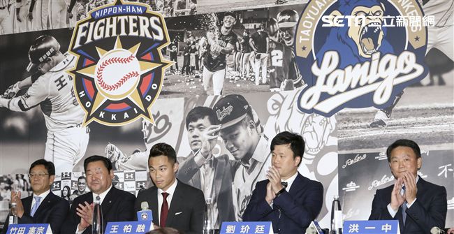 台灣強打王柏融與日本職棒火腿隊簽約，日本火腿社長竹田獻宗、球團監督栗山英樹、Lamigo球團領隊劉玠廷、總教練洪一中。（記者林士傑/攝影）