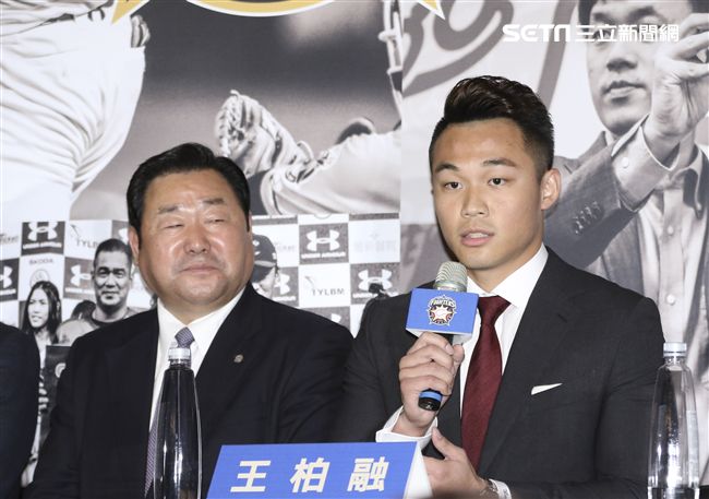 台灣強打王柏融與日本職棒火腿隊簽約。（記者林士傑/攝影）