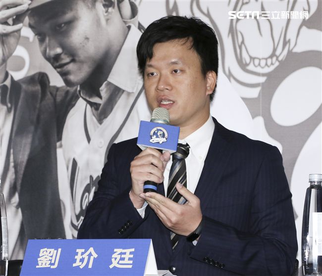 台灣強打王柏融與日本職棒火腿隊簽約，Lamigo球團領隊劉玠廷。（記者林士傑/攝影）